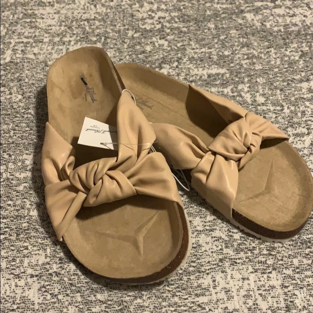 NWT- Universal Thread Top Knot Slides
